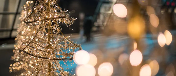 Nahaufnahme Der Weihnachtsbeleuchtung Vor Einem Einkaufszentrum Defokussiert — Stockfoto