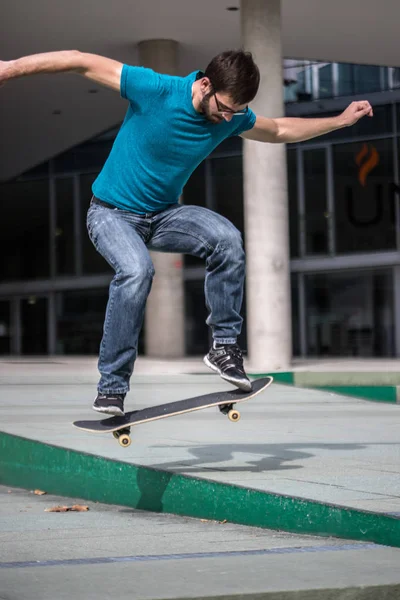 Skatista Masculino Fazendo Truque Salto — Fotografia de Stock