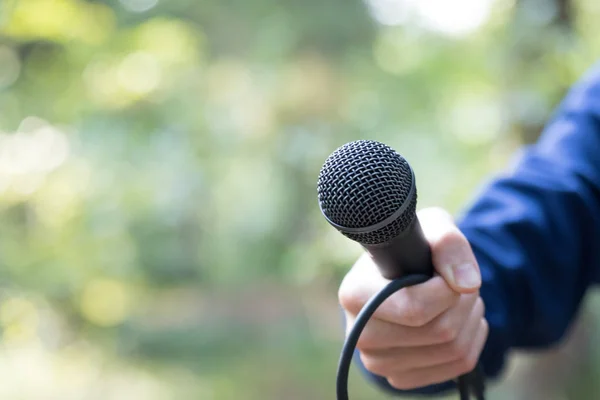 Hand Microphone Blurred Background — Stock Photo, Image