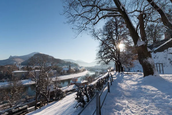 Krásná Idylická Zimní Krajina Zasněženými Stromy — Stock fotografie