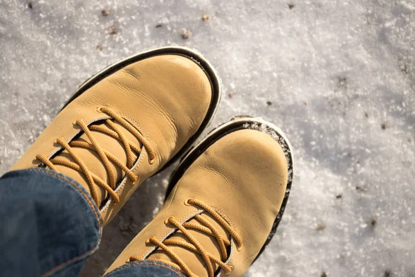 Close Pés Sapatos Inverno — Fotografia de Stock