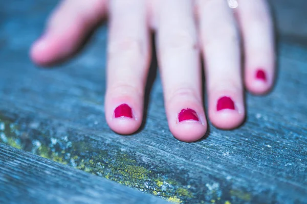 Vrouwelijke Hand Met Nagellak Tafel — Stockfoto