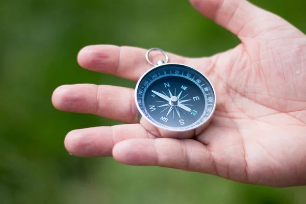 Vintage Kompass Mans Hand Äventyr Och Upptäckt Koncept — Stockfoto