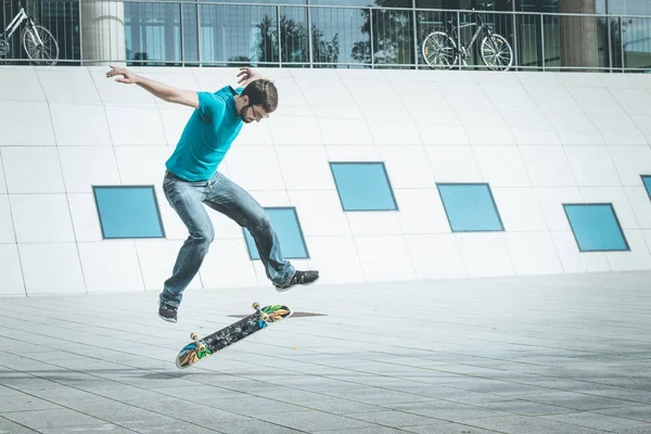 Mannelijke Skateboarder Doen Sprong Truc — Stockfoto