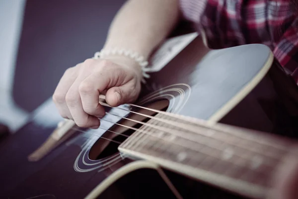 Jovem Tocando Uma Guitarra Ocidental Sunburst — Fotografia de Stock