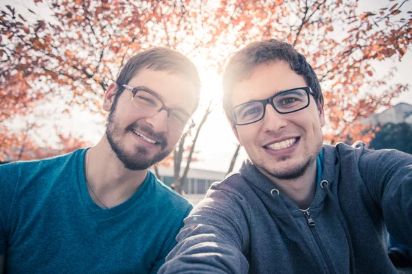 Dva Mladí Muži Brýlích Sedí Parku — Stock fotografie