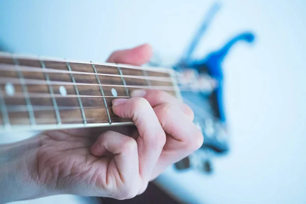 선버스트 웨스턴 기타를 연주하는 — 스톡 사진