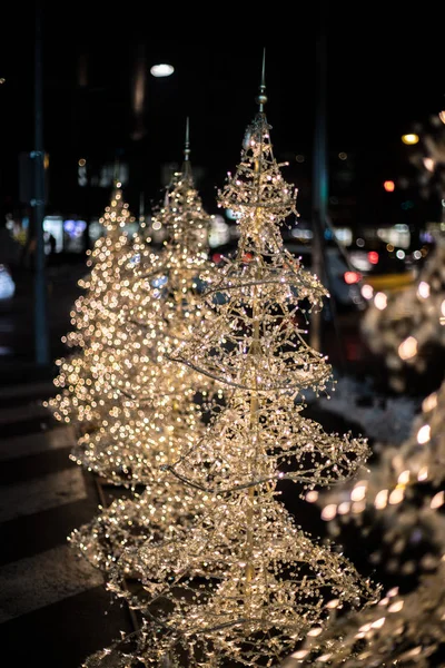 Nahaufnahme Der Weihnachtsbeleuchtung Vor Einem Einkaufszentrum Defokussiert — Stockfoto
