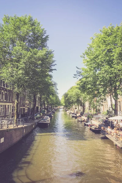 Hollanda, Amsterdam 'da tekneli kanal manzarası
