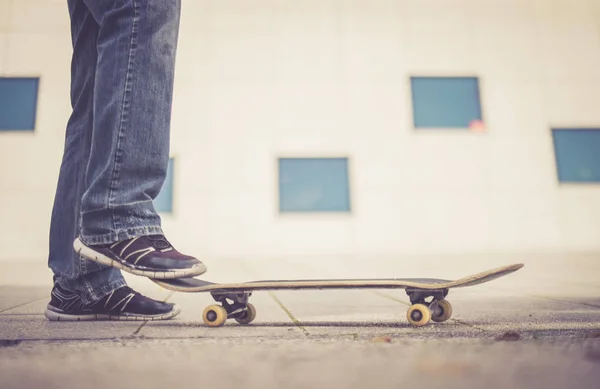Samčí Nohy Skateboardistou Pozadí — Stock fotografie