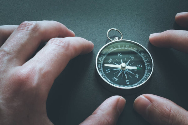 Винтажный компас в руке, концепция приключений и открытий
  