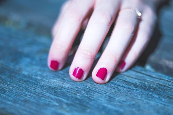 Vrouwelijke Hand Met Nagellak Tafel — Stockfoto