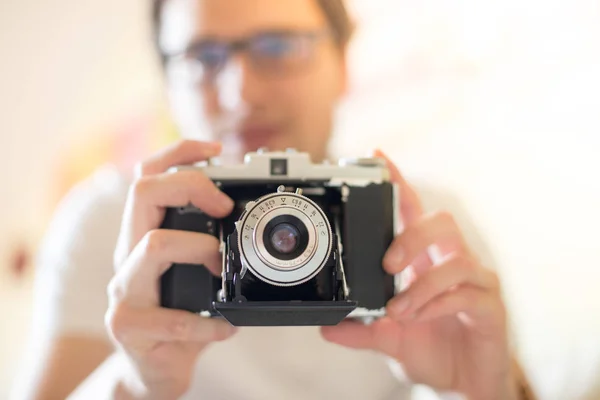 Homem Com Uma Câmera Vintage Fundo Close — Fotografia de Stock