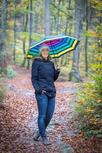 Glimlachende Vrouw Met Hoed Paraplu Het Bos — Stockfoto