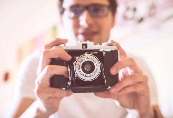 Homem Com Uma Câmera Vintage Fundo Close — Fotografia de Stock