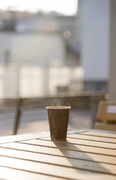Fincan Sıcak Kahve Masada — Stok fotoğraf