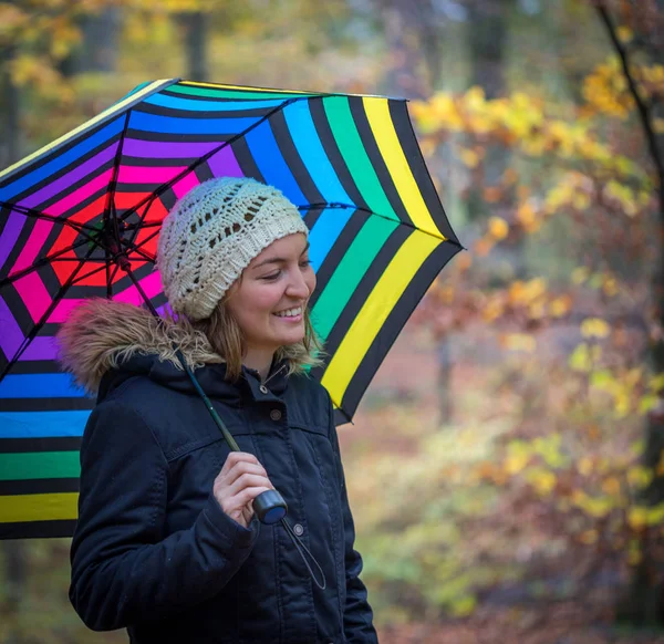 Glimlachende Vrouw Met Hoed Paraplu — Stockfoto