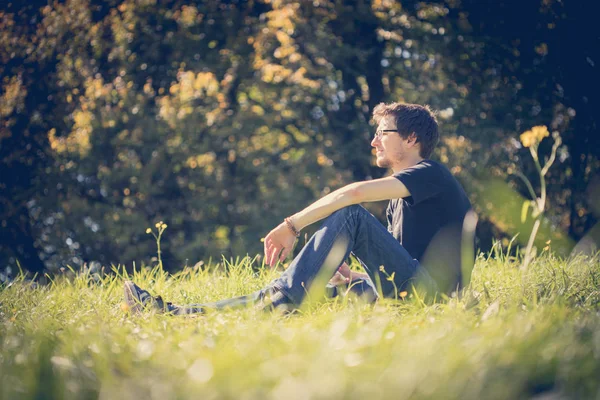 Mann Entspannt Sich Auf Grünem Gras — Stockfoto