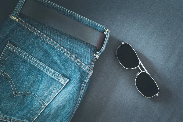 Jeans Bleus Lunettes Soleil Noires Sur Fond Gros Plan — Photo