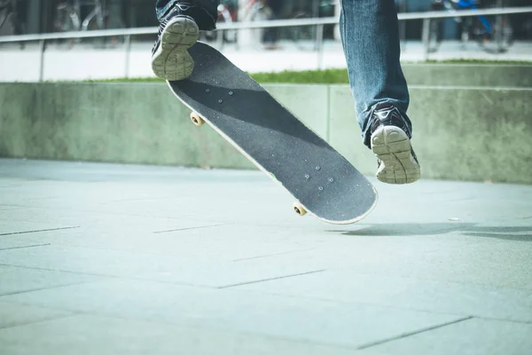 スケートボードを持つスニーカーの男 — ストック写真