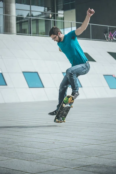 Skatista Masculino Fazendo Truque Salto — Fotografia de Stock