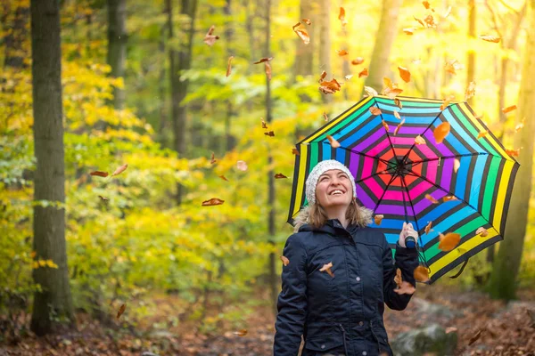 Glimlachende Vrouw Met Hoed Paraplu Het Bos — Stockfoto