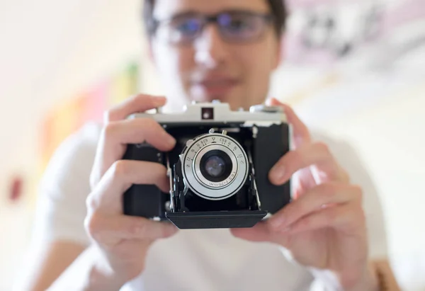 Homem Com Uma Câmera Vintage Fundo Close — Fotografia de Stock