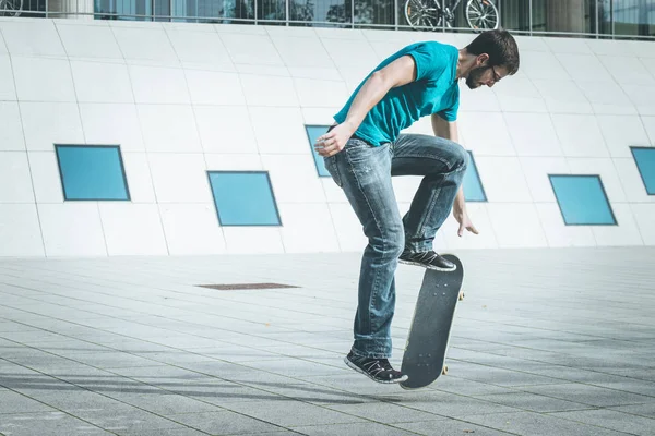 Samec Skateboardista Dělá Skok Trik — Stock fotografie