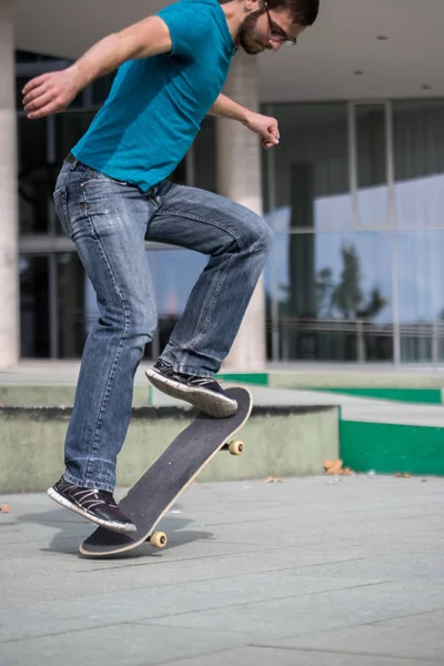 Mężczyzna Deskorolkarz Robi Skok Trick — Zdjęcie stockowe