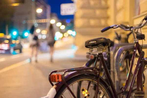 Fahrrad Auf Der Straße Hintergrund Der Stadt — Stockfoto