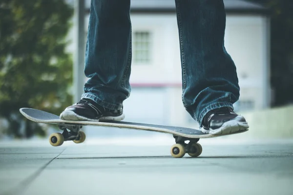 Uomo Sneakers Con Uno Skateboard — Foto Stock