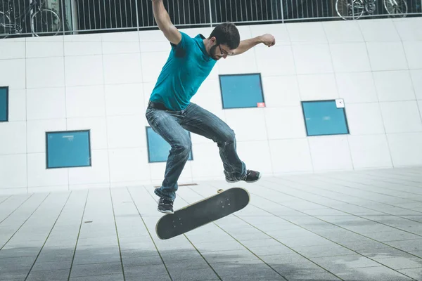 Samec Skateboardista Dělá Skok Trik — Stock fotografie