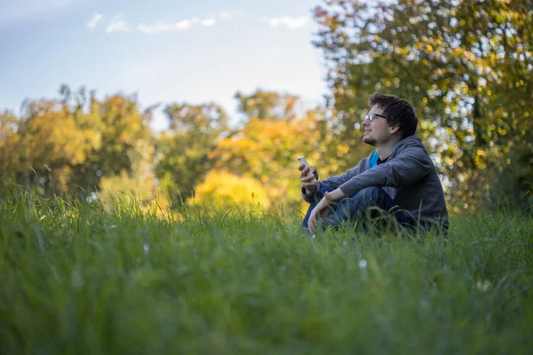 Man Ontspannen Groen Gras Buiten — Stockfoto