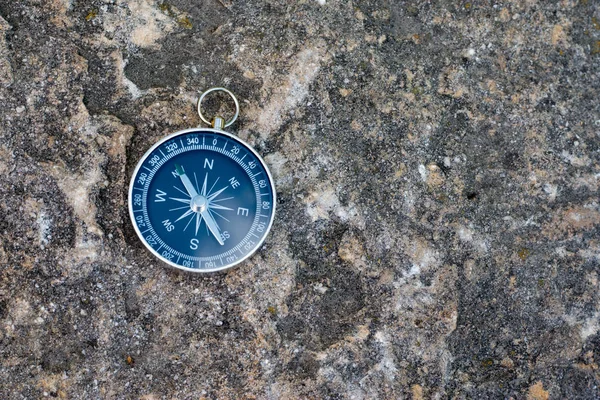 Adventure: Compass is lying on the floor, showing the direction — Stock Photo, Image