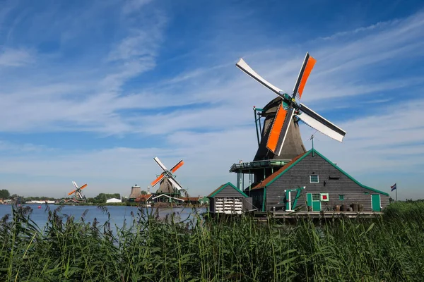 Wiatraki Błękitne Niebo Holandii — Zdjęcie stockowe