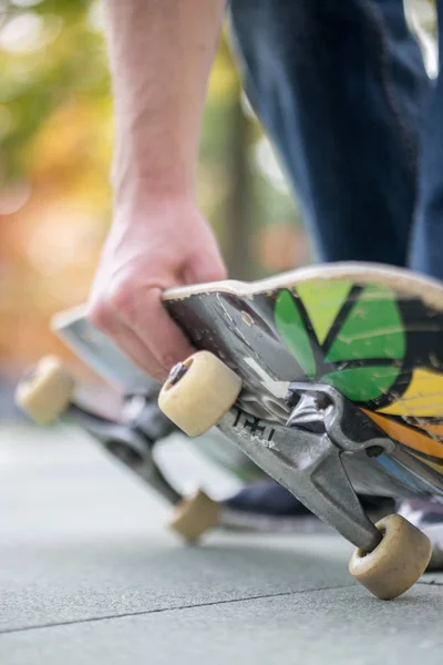 Uomo Sneakers Con Uno Skateboard — Foto Stock