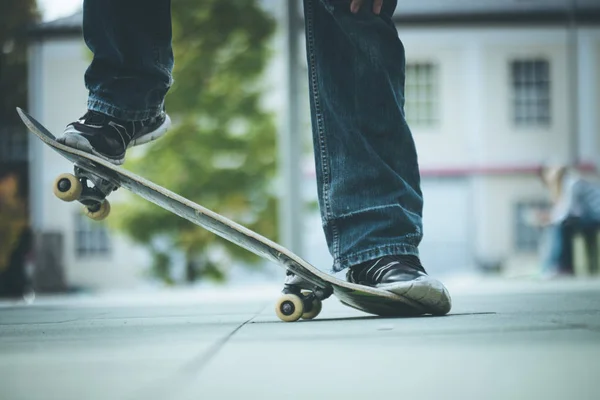 Man Sneakers Med Skateboard — Stockfoto