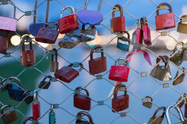 Beaucoup Cadenas Symbole Amour Mariage Enchaînés Sur Fond — Photo