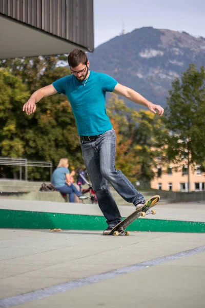 Чоловічий Скейтбордист Робить Трюк Стрибка — стокове фото
