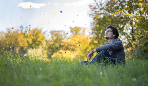 Muž Relaxující Zelené Trávě Venku — Stock fotografie