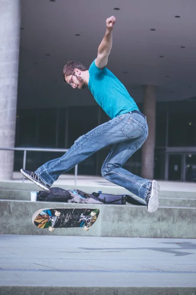 Mannelijke Skateboarder Doen Sprong Truc — Stockfoto