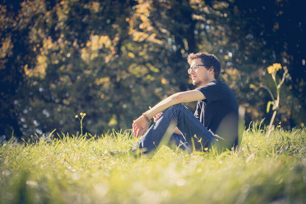 Человек отдыхает на зеленой траве на открытом воздухе
