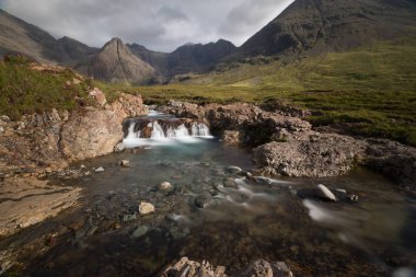 Dağlardaki güzel şelalenin manzarası.