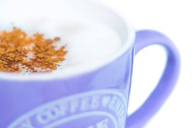 Süt ve zerdeçal ile bir fincan kahve.