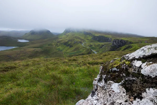 Hermoso Paisaje Con Hierba Verde Las Montañas —  Fotos de Stock