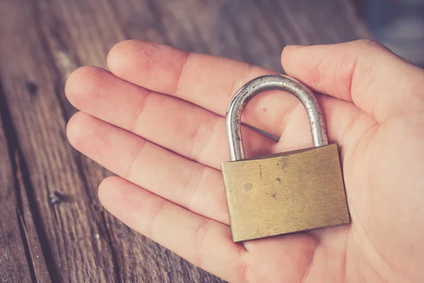 Hand Mit Schloss Auf Hintergrund Nahaufnahme — Stockfoto