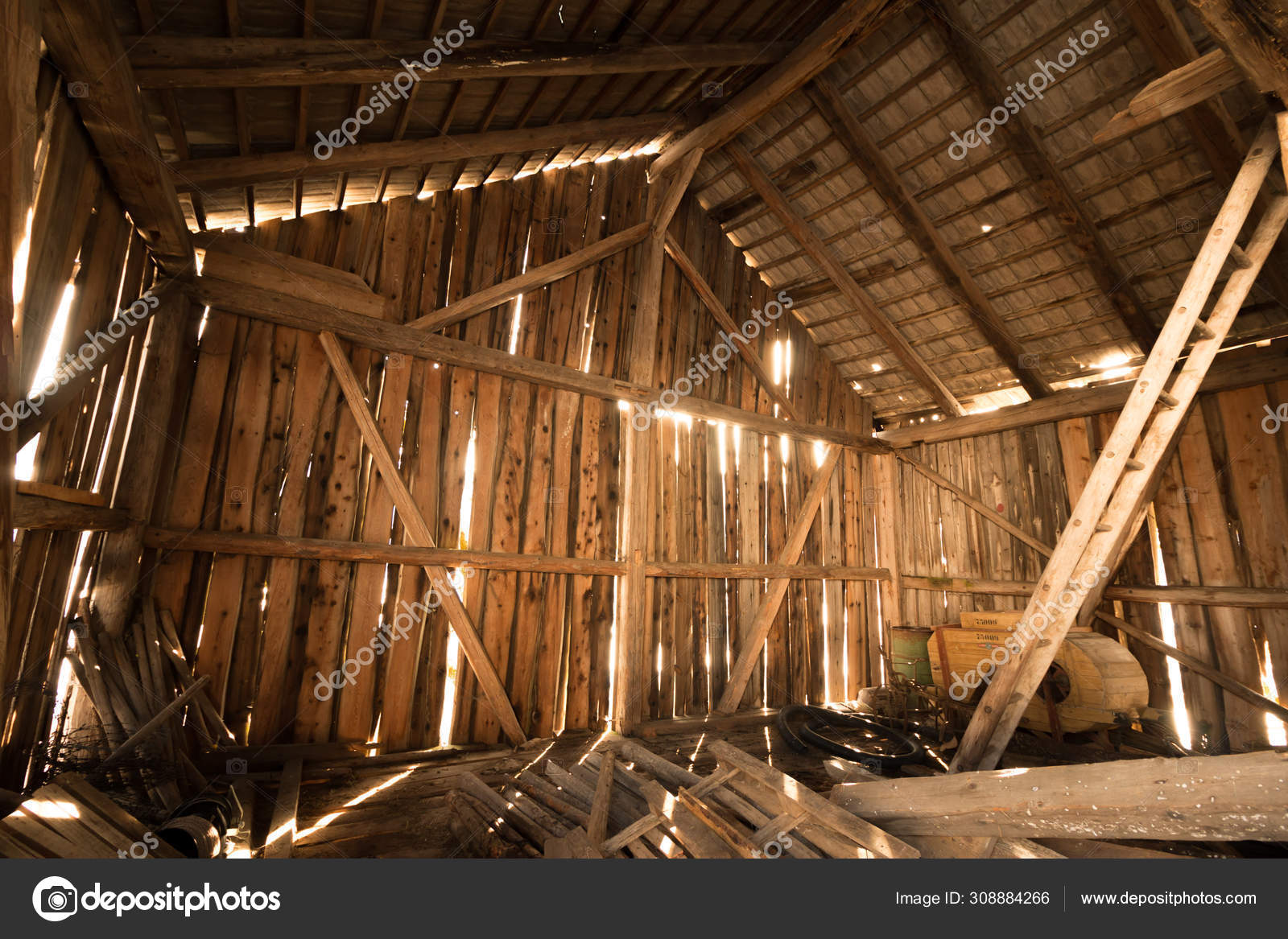 Construção Vista Celeiro Madeira Dentro — Foto © patrick.daxenbichler  #308884266, image size:1600x1167