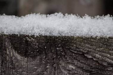 Ahşap zeminde beyaz kar