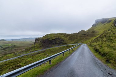 Güzel yol ve dağların manzarası