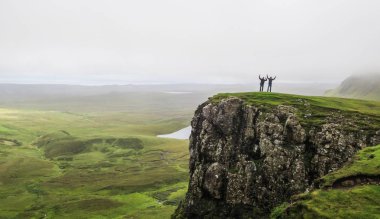 Dağlardaki uçurumda mutlu bir çift